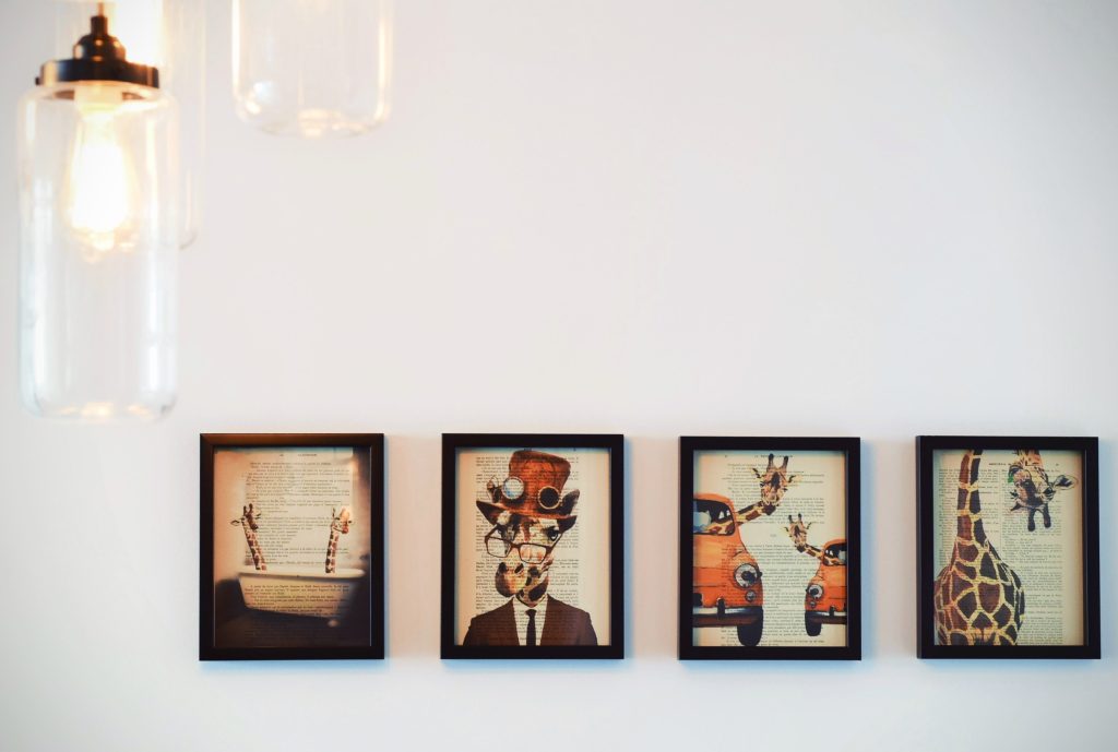 Fantasievolle gerahmte Bilder an einer weißen Wand